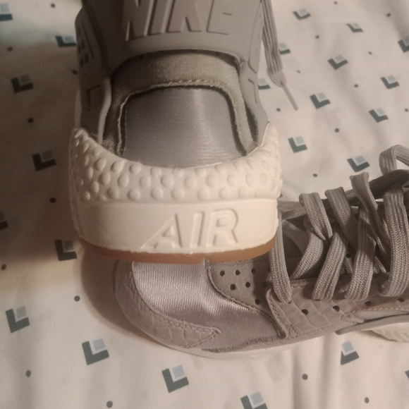 Women's Nike Air Huarache Run Premium 'Wolf Grey' Size 7.5 - Picture 3 of 8